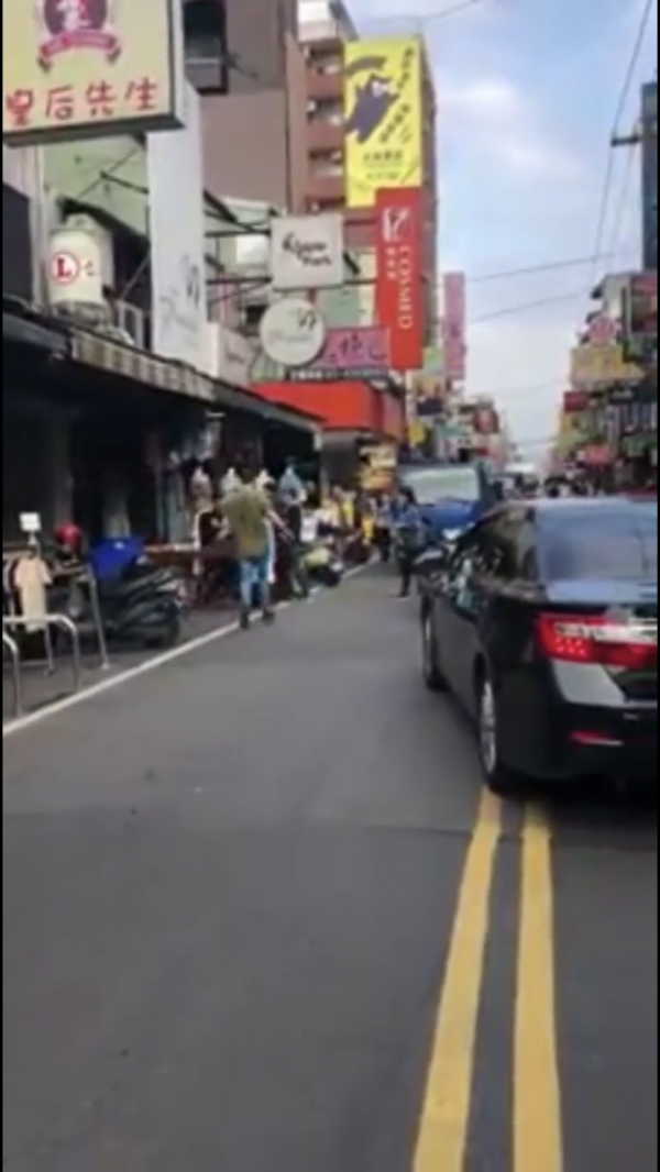 桃園市中壢區實踐路發生行車糾紛，雙方上演全武行，馬路全被堵住了。（擷圖自臉書「爆料公社」）