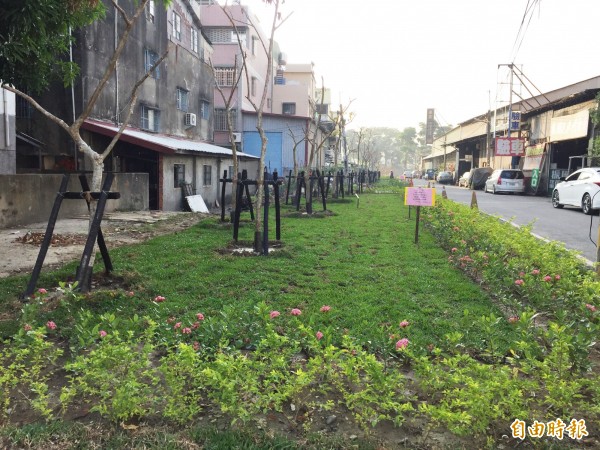 環保局推動鳳山工業區設置空品淨化區，將髒亂地綠美化，變為迎賓綠地。（記者陳文嬋攝）