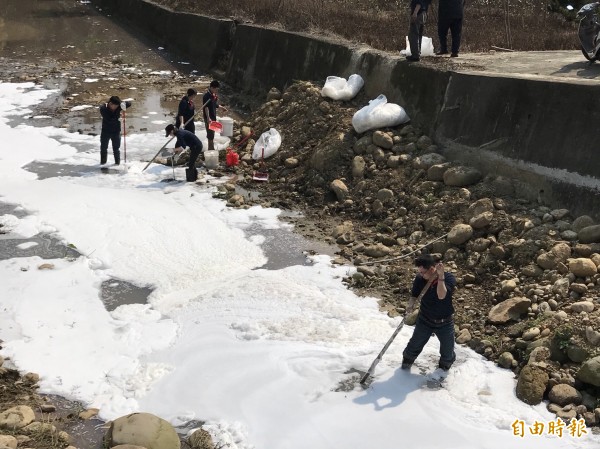 污染事件發生後，一度動員大量人力清、撈牛欄河面如積雪般的白色泡沫。（資料照）