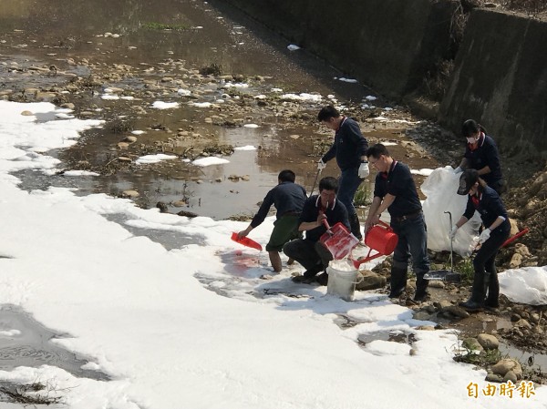 污染事件發生後，一度動員大量人力清、撈牛欄河面如積雪般的白色泡沫。（資料照）