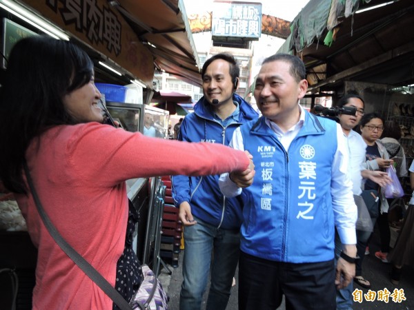 国民党新北市长提名人侯友宜今天陪同板桥区市议员参选人叶元之到市场扫街拜票。谈到近来民进党频频出招攻击,侯友宜认为应该往前走,专心为台湾做事比较重要。(记者赖筱桐摄)