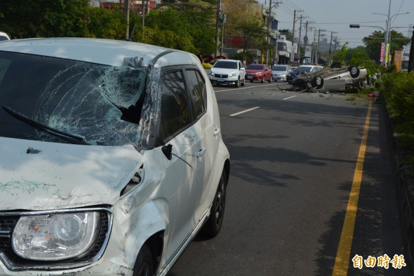 當時1輛行經南下車道的轎車也被翻覆的轎車撞擊，車頭毀損。（記者湯世名攝）