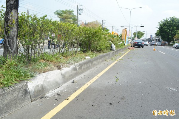 花壇鄉省道台一線北上車道疑似第一撞擊點。（記者湯世名攝）