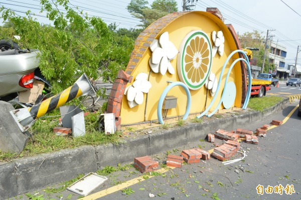 花壇鄉省道台一線路樹、燈桿及造景藝術接連被撞，造景藝術大量磚塊掉落。（記者湯世名攝）