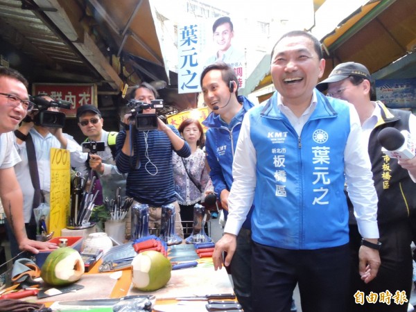 国民党新北市长提名人今天陪同板桥区市议员参选人叶元之到市场扫街拜票。(记者赖筱桐摄)