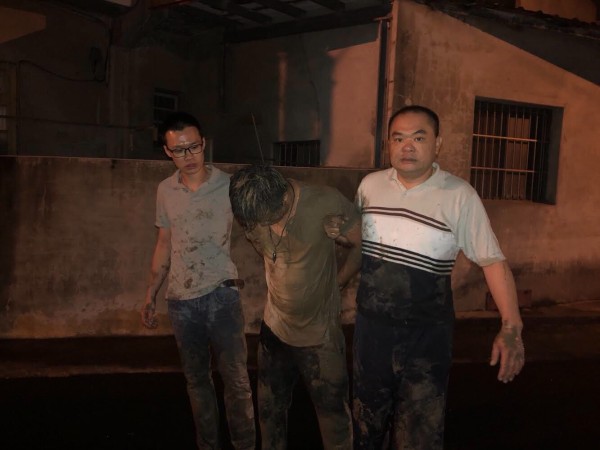竹南警方跳入農田內，半身沾滿淤泥將李嫌逮捕。（記者鄭名翔翻攝）