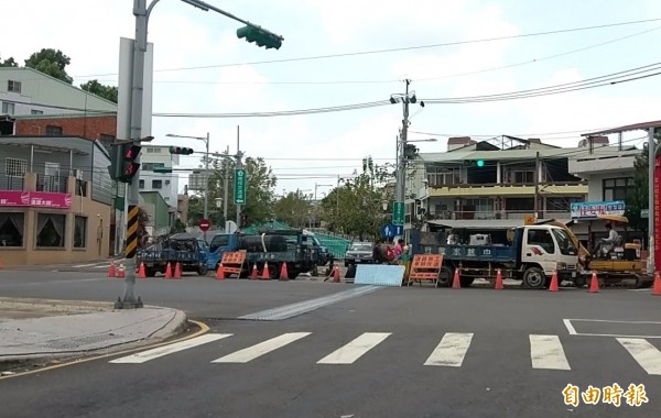 南投市彰南路與福崗路交叉路段，自來水公司南投營運所如火如荼進行管線汰舊換新工作。（記者謝介裕攝）