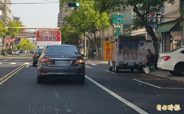 苗栗市市集周邊，常見攤商在停車格內做生意。（記者彭健禮攝）