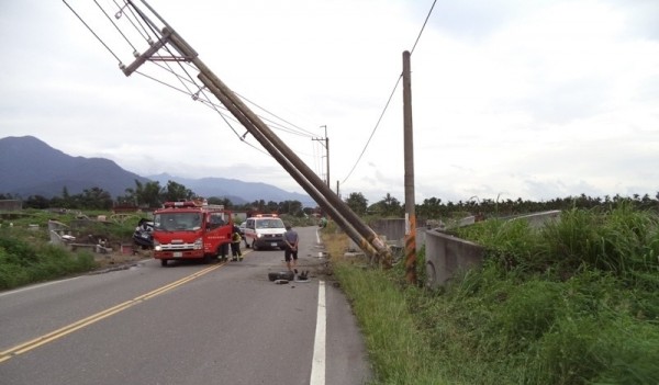 黃男酒駕失控衝撞路邊電桿，因力道猛烈，2根電桿被撞斷傾斜，整輛休旅車幾乎撞爛，造成車上2名友人死亡。（記者李立法翻攝）