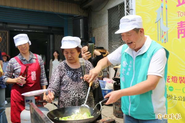 頭份市長徐定禎今扮大廚，料理獨門的苦瓜芹菜炒豆皮，架式十足。（記者鄭名翔攝）