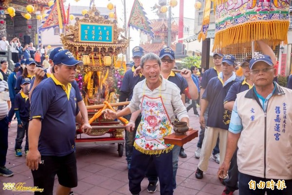 林家瑞（左前一）是舊嘉蓮宮朱府千歲的轎班。（記者陳彥廷攝）