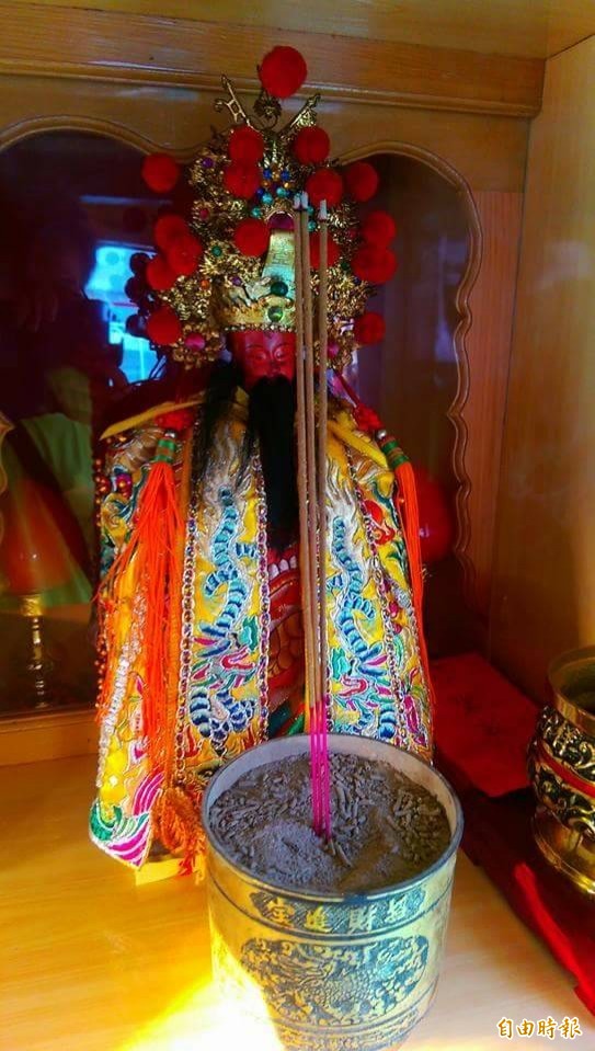 林家瑞是舊嘉蓮宮朱府千歲的轎班，也請了尊朱府千歲上船坐鎮。（記者陳彥廷攝）