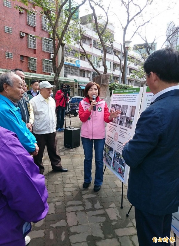 民進黨台中市議員初選結果出爐，女將陳淑華（右2）表現最亮眼。（記者黃鐘山攝）