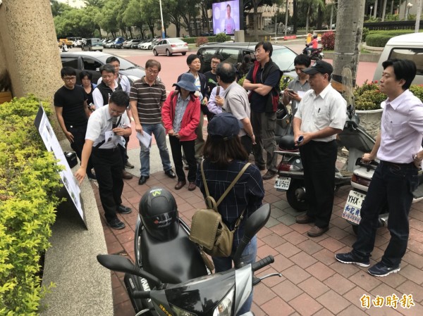 營建署道路工程組率專家學者現勘虎尾周邊街道。（記者廖淑玲攝）