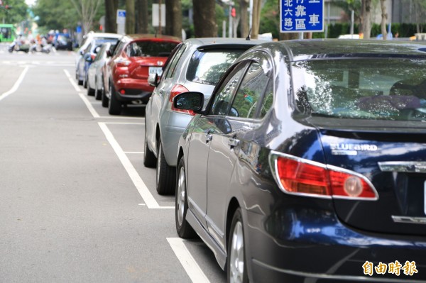 中市停車需求不斷上升，市府近3年來已增加8. 5萬汽機車格。（記者黃鐘山攝）