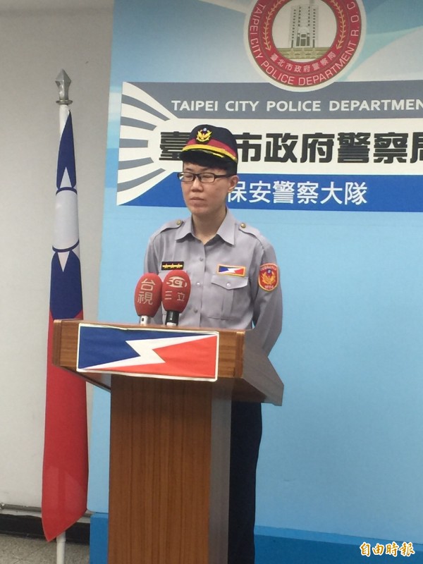 台北市警保安大隊第一中隊警員高采羚說明案情。（記者陳恩惠攝）