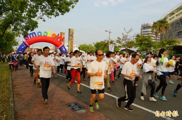 斗六「城市幸福路跑」，上千民眾熱情參與。（記者詹士弘攝）