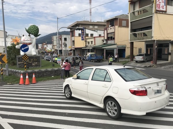 外車道的白色自小客車雖與休旅車擦撞，車上駕駛無礙。（記者王秀亭翻攝）