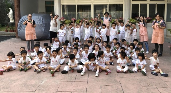 天主教善導幼兒園師生帶回白地瓜種苗盆栽種植。（陳伯三提供）