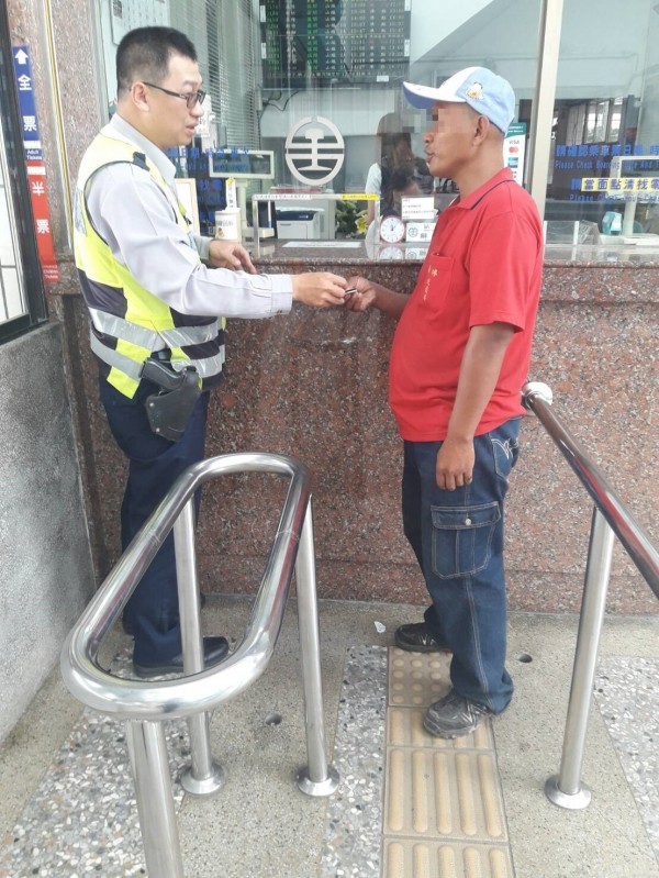 大甲分局員警幫助葉男，到后里火車站搭火車返回彰化員林。（記者歐素美翻攝）