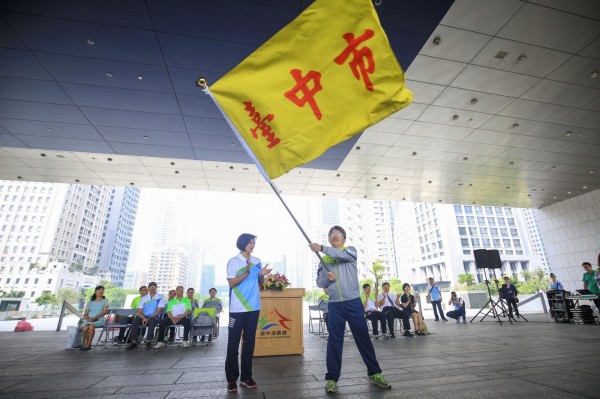 台中市代表隊征戰全中運，由副市長林依瑩（在）授旗。（台中市政府提供）