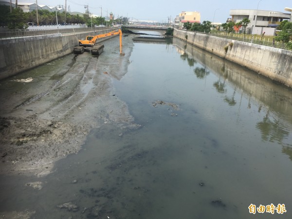 台中市水利局派員進行梧棲大排梧棲區草湳里段的底泥清淤工程，以改善臭味。（記者歐素美攝）