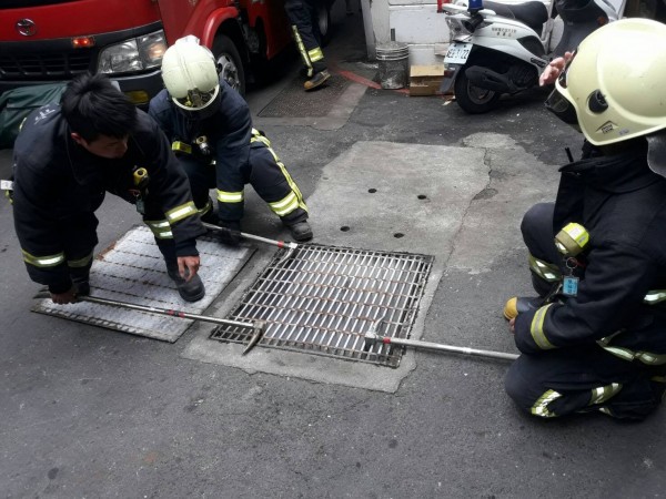 侯姓工人今天下午在新北市板橋大觀路二段進行下水道清除淤泥工程，遭遇大水受困3公尺深的下水道，他獲救後說與5名工人失聯，消防單位擴大撬開人孔蓋搜尋。（記者吳仁捷翻攝）