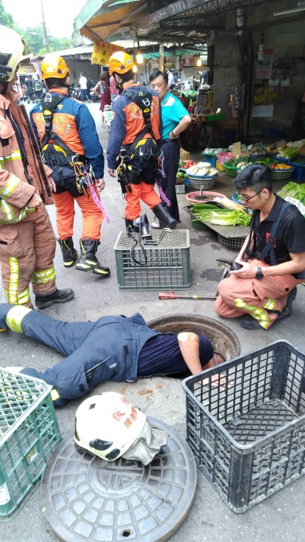 侯姓工人今天下午在新北市板橋大觀路二段進行下水道清除淤泥工程，遭遇大水受困3公尺深的下水道，他獲救後說與5名工人失聯，消防單位擴大撬開人孔蓋搜尋。（記者吳仁捷翻攝）