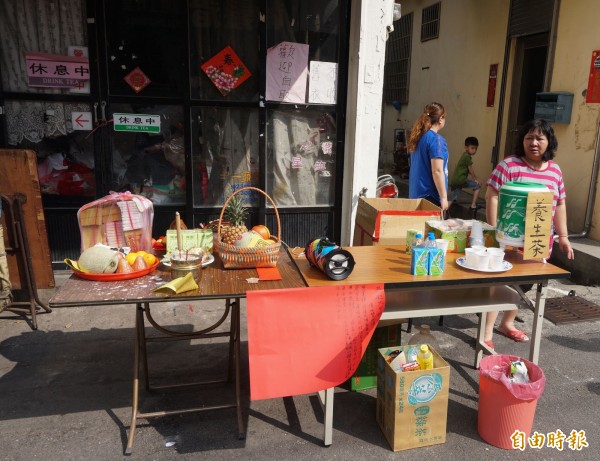 清水區民眾在住家前桌拜拜迎接大甲媽遶境回鑾，並提供茶水等供香客飲用。（記者歐素美攝）