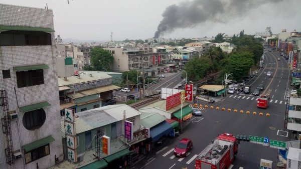 嘉義市東義路普照宮今下午傳火警，濃煙直竄天際。（讀者提供）