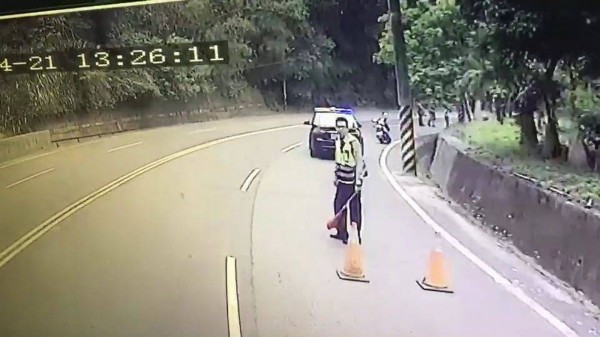 警方在「果醬」道路前指揮交通。（記者彭健禮翻攝）