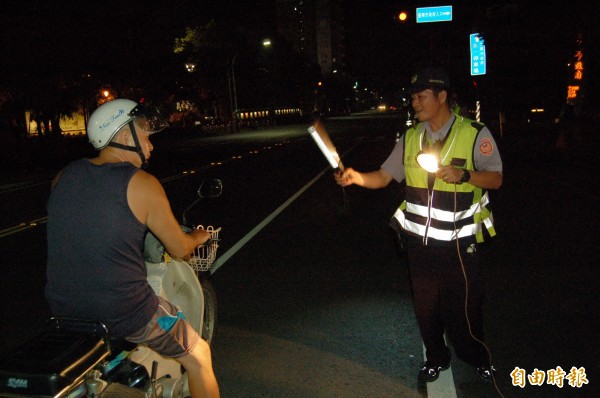 警察執勤攔查，教育訓練上要多加強。（記者楊金城攝）