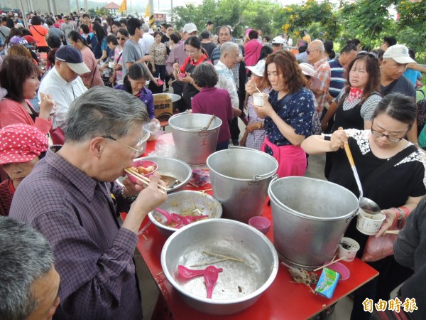 「四庄媽」傳統吃飯擔，大家吃得津津有味。（記者張勳騰攝）