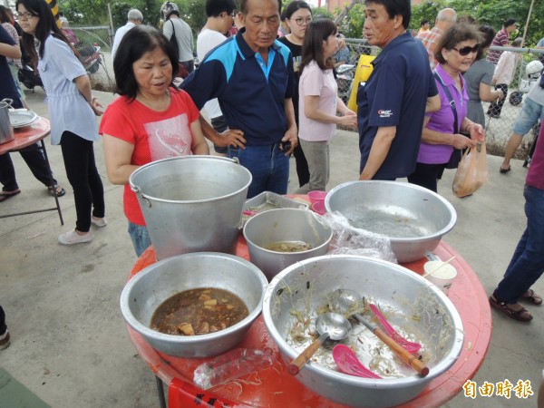 「四庄媽」傳統吃飯擔，不到20分鐘均一掃而光。（記者張勳騰攝）