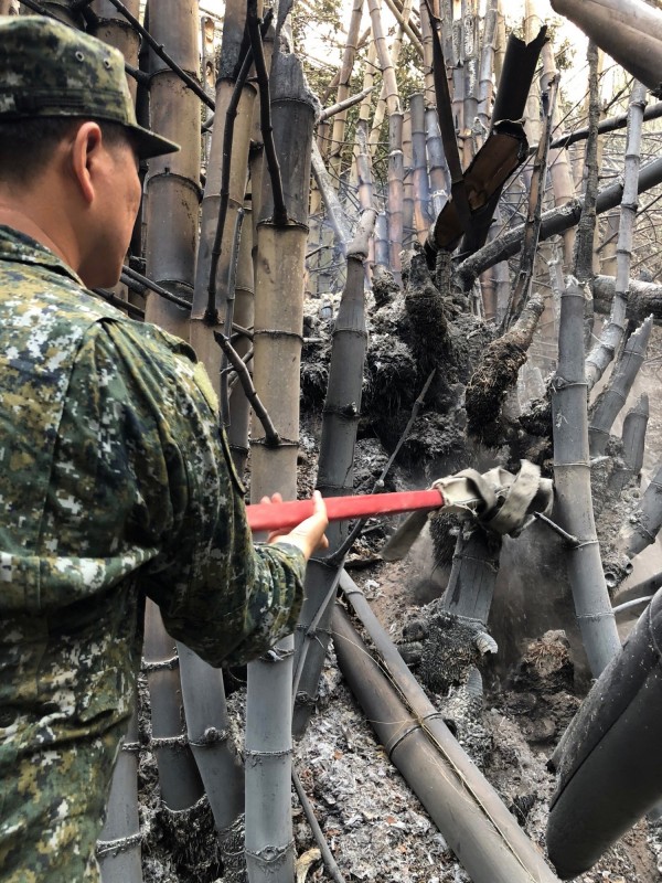 火燒竹林山十萬火急， 陸軍八軍團搶救民宅大作戰。（圖／陸軍第八軍團提供）