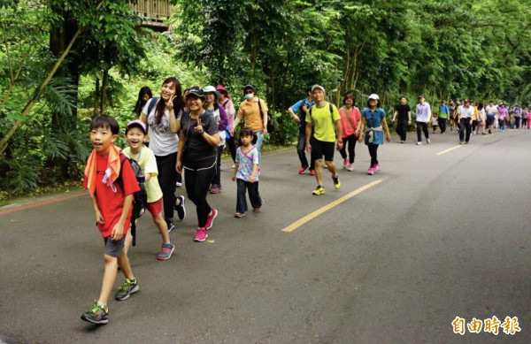 桃園市義勇消防人員登山健行，許多消防、義消人員全員總動員參加。（記者李容萍攝）