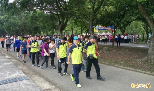 桃園市義勇消防人員登山健行，許多消防、義消人員全員總動員參加。（記者李容萍攝）