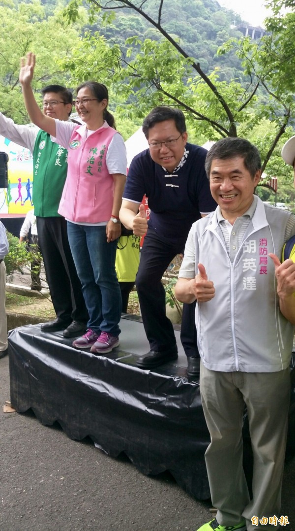 桃園市義勇消防人員登山健行，市長鄭文燦到場打氣。（記者李容萍攝）