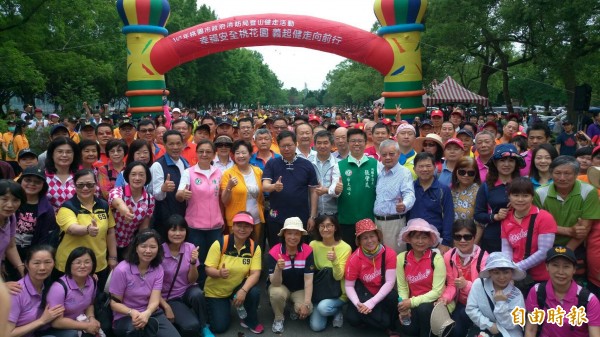 桃園市義勇消防人員登山健行，市長鄭文燦到場打氣。（記者李容萍攝）