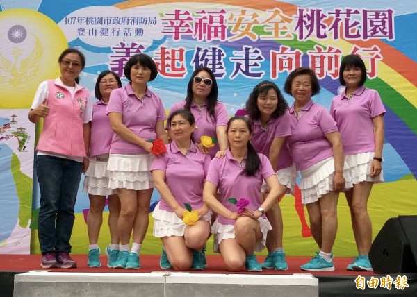 桃園市義勇消防人員登山健行，婦女志工們包辦表演暖場。（記者李容萍攝）