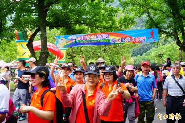 桃園市義勇消防人員登山健行，大夥樂得活動筋骨兼聯誼。（記者李容萍攝）