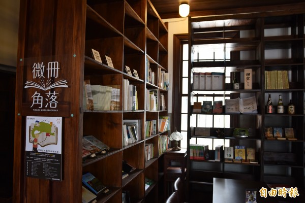 雲林微冊角落閱讀運動,在商店、咖啡廳等店家內設置微冊角落區,讓民眾輕易接觸到書香。(記者黃淑莉攝)