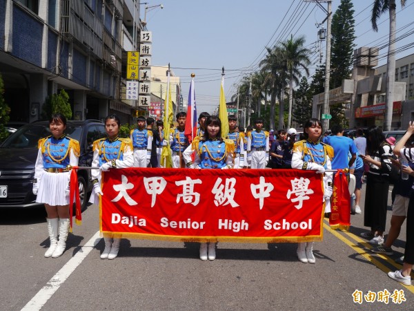 大甲高中儀隊參加媽祖遶境演出。（記者張軒哲攝）