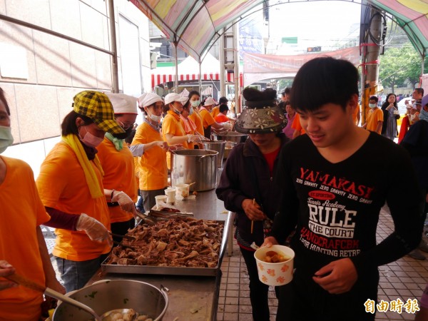 大甲街頭點心攤林立，民眾開心吃平安。（記者張軒哲攝）