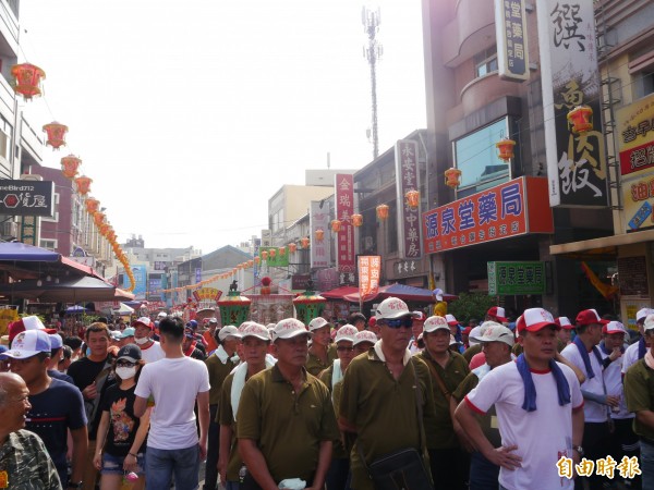 大甲媽祖回鑾，街頭滿是人潮。（記者張軒哲攝）