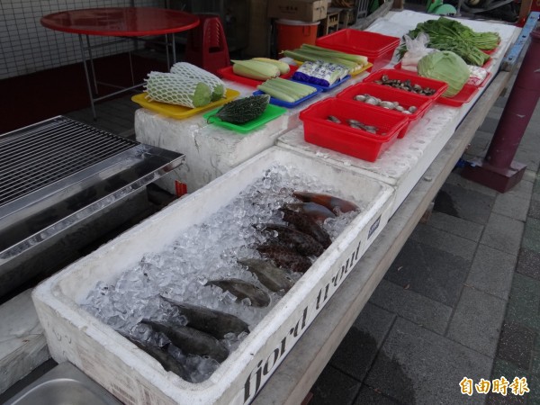 岳棒餐廳把漁貨菜色擺在店前供客人挑選。（記者王俊忠攝）