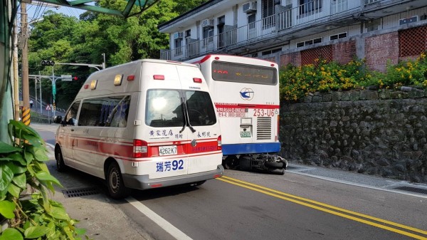 救護車趕往現場救援。（記者林嘉東翻攝）