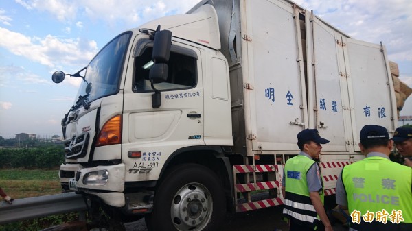 被撞的蕭男大貨車。（記者楊金城攝）