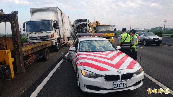 警車（前）先被陸乙豪駕駛的大貨車（後中）撞上，再推撞蕭男的大貨車（左）。（記者楊金城攝）