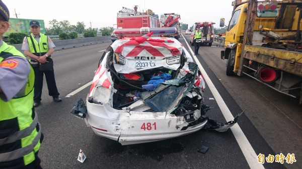 警車後半車身被撞爛。（記者楊金城攝）